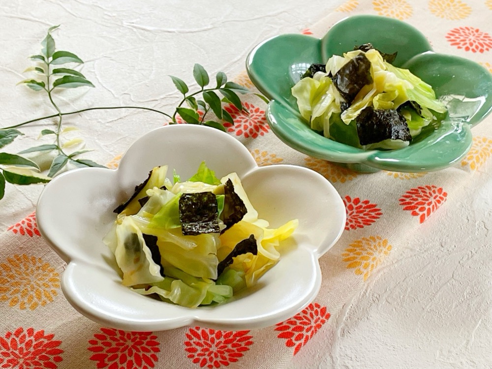冷めたキャベツを調味料で和えて、小さく切った海苔をサッとまぶす。