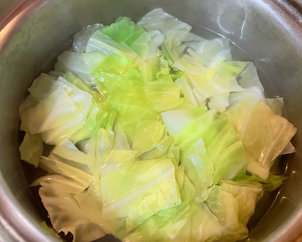 キャベツはさっと茹でてザルにあげて冷ましておく。