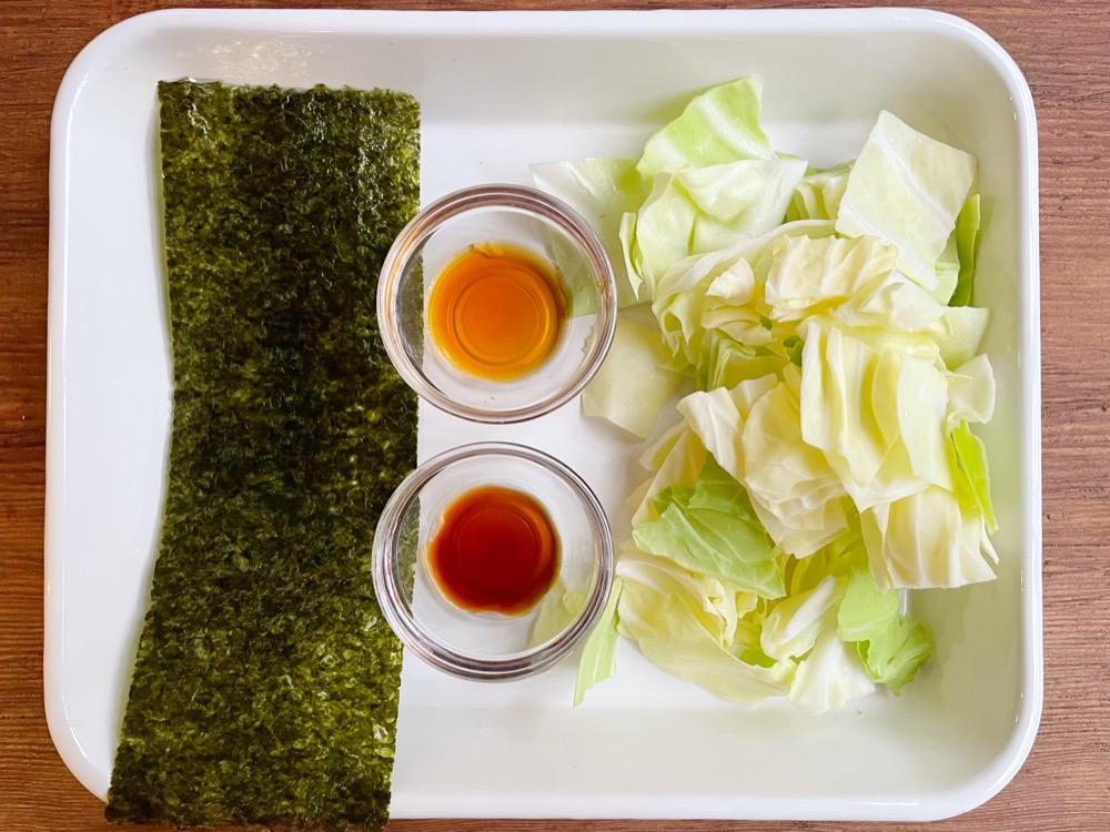 材料を用意する。海苔はできるだけ味付けのものではなく、焼き海苔を用意。キャベツはざく切りにする。