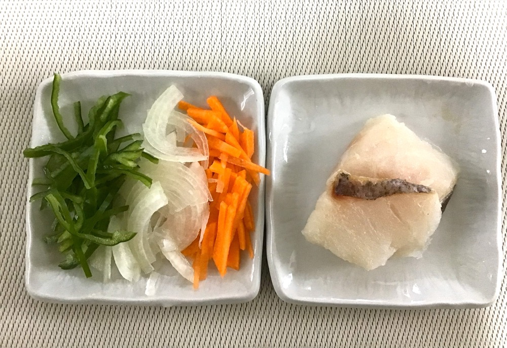 玉ねぎ、にんじん、ピーマンは、細い千切りにする。