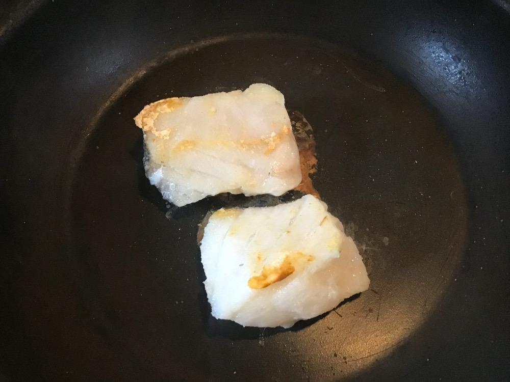 タラは軽く塩を振り、テフロン加工のフライパンで、油を引かずに蒸し焼きにする。