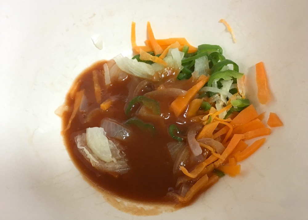 1の千切り野菜を耐熱のボールに入れ、ラップをせずに600wで2分加熱し、加熱が終了したら、あわせておいた調味料をボウルに入れ、ラップをして600wで30秒加熱する。