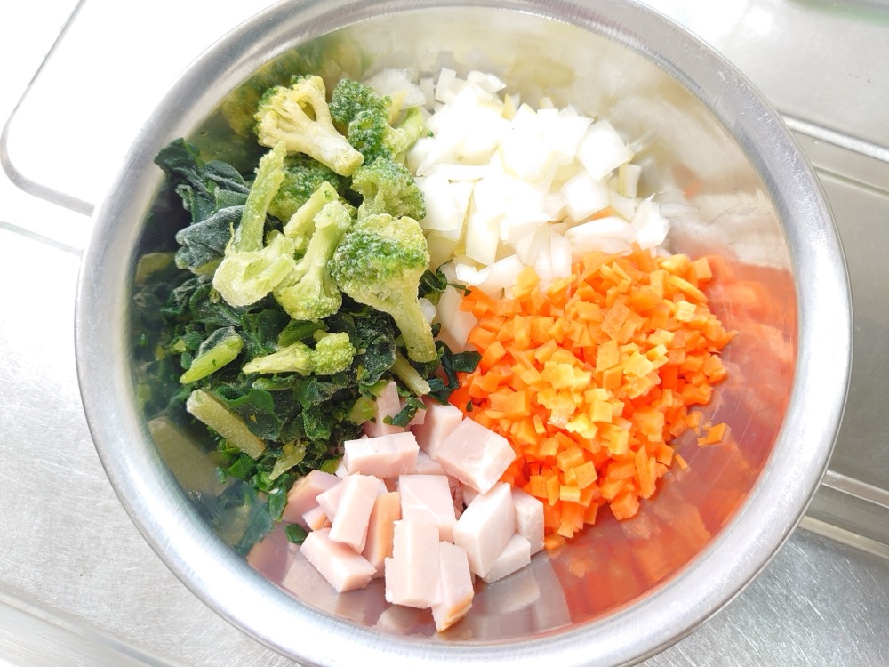 玉ねぎとにんじんは粗みじん切り、ハムは適当な大きさに切る。フライパンでAを炒め、塩こしょうで味を調える。粗熱を取っておく。