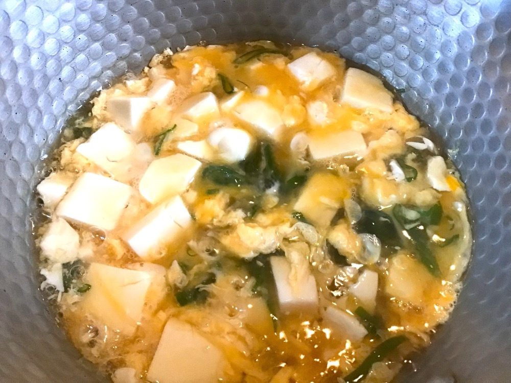 ②にとろみがついたら、割りほぐした卵を流し入れ、半熟状態になったら火を止める。