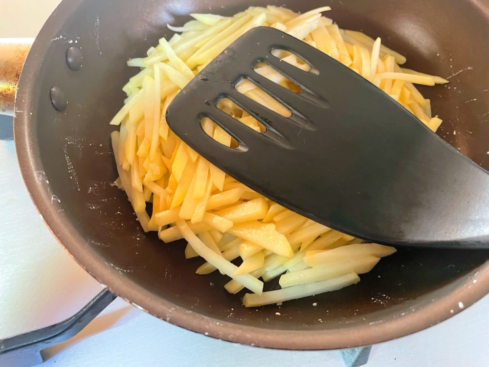 中火で熱したフライパンにじゃがいもを全て入れ、丸く形作ったらヘラで押さえながら焼く。