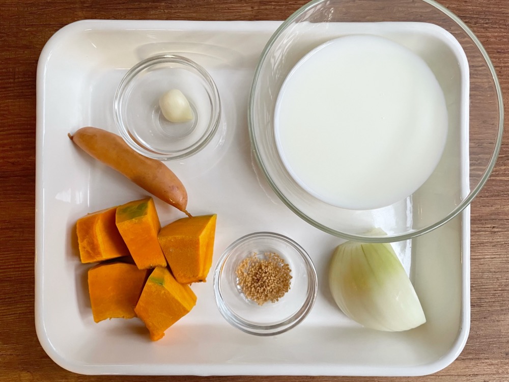 かぼちゃのクリームソースの材料を用意する。かぼちゃは皮と種を取った状態で60gにする。