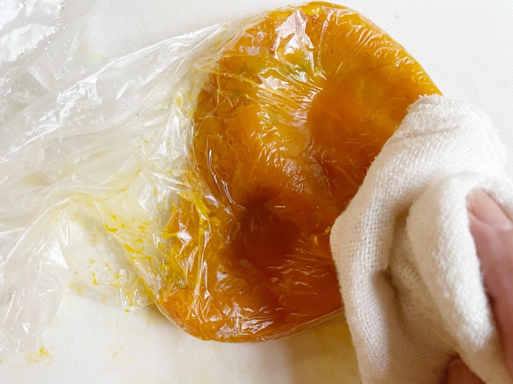 かぼちゃは一口大に切ってサッと水で洗い、水を切らずにラップにくるみ、電子レンジ600wで2分加熱し、熱いうちにラップの中で潰しておく。