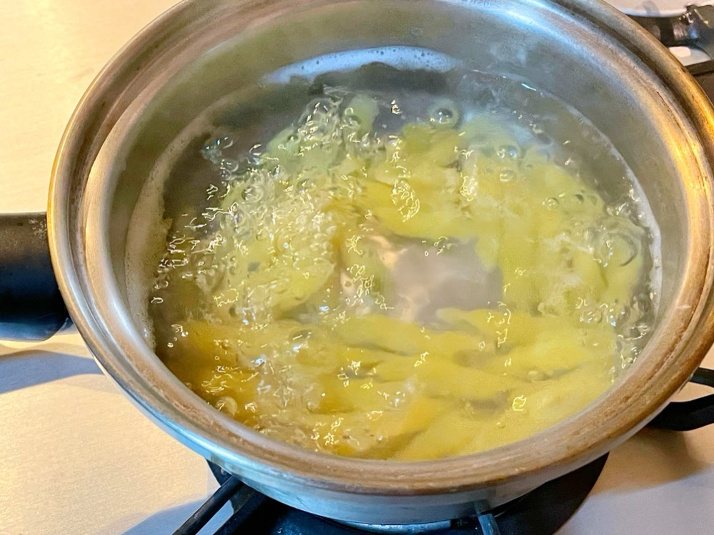 クリームソースを作っている間にペンネを袋の指定の時間茹でておく。