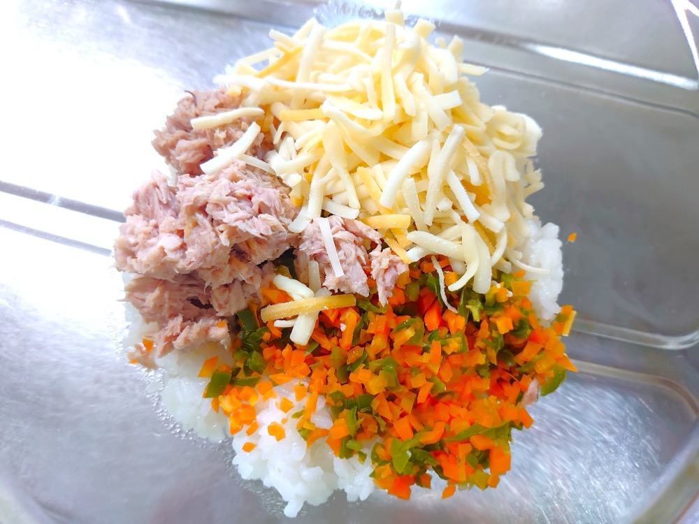 ご飯に1、水気を切ったツナ、チーズを加えて混ぜ合わせる。4等分にし、おにぎりにする。