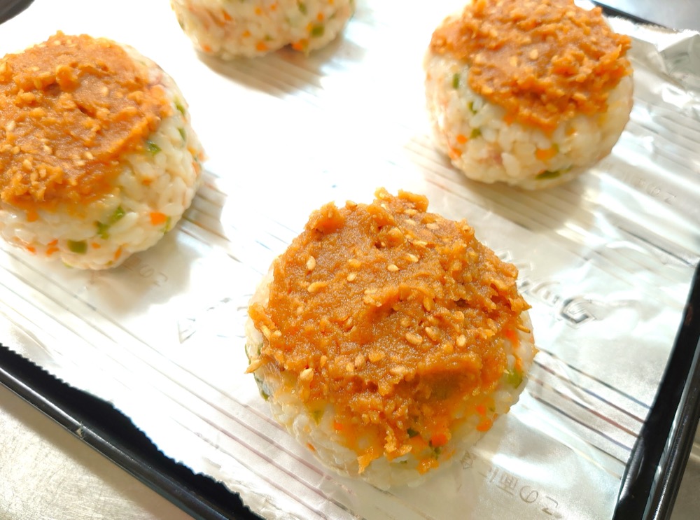 混ぜ合わせたAを2の片面に塗る。