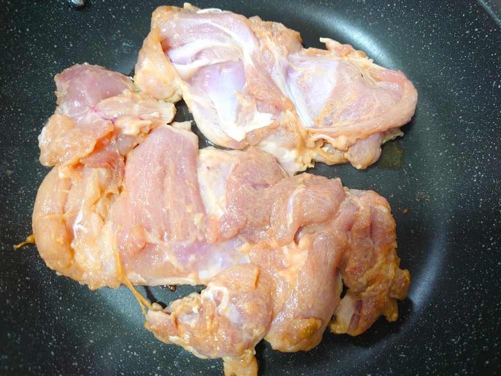 フライパンに油を熱し、2を入れて、中火で両面焼く（約10分）。