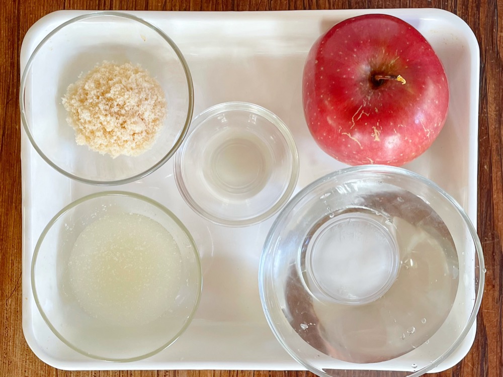 材料を用意する。ゼラチンは3倍量の水でふやかしておく。