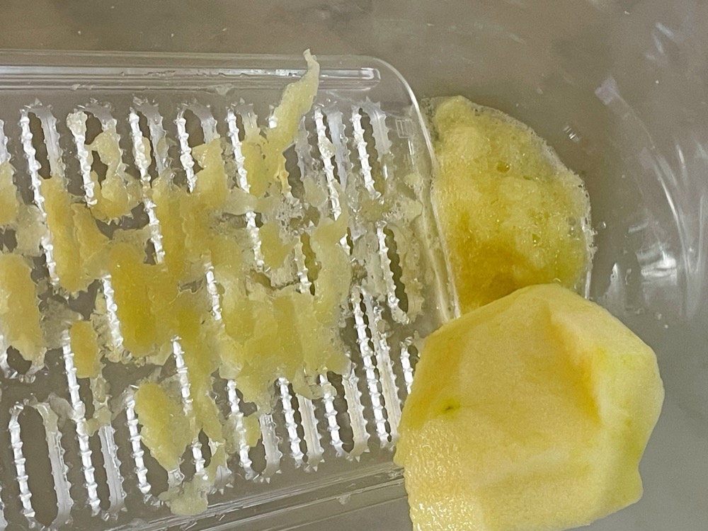 りんごは皮を剥いて種を外し、すりおろす。すぐに赤くなるのでレモン汁を混ぜて色止めする。