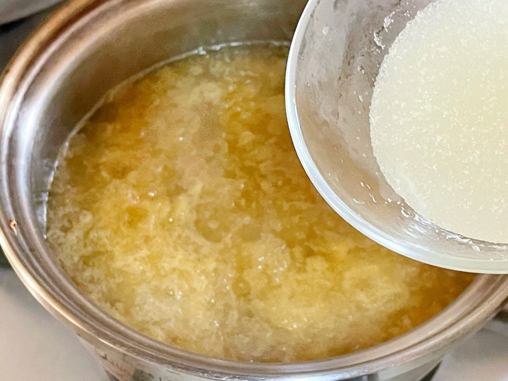 火を止めてふやかしておいたゼラチンを加え、余熱で溶かす。