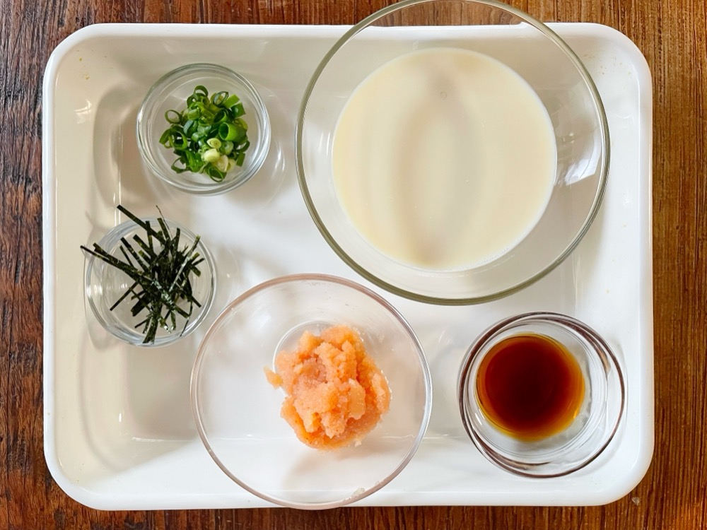 材料を用意する。たらこは皮を取っておく。