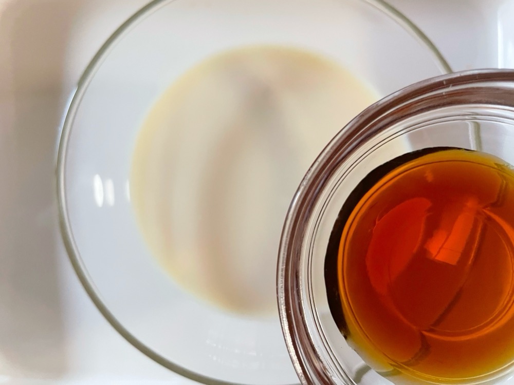 耐熱の器に豆乳とめんつゆを入れ、600wのレンジで2分加熱する。