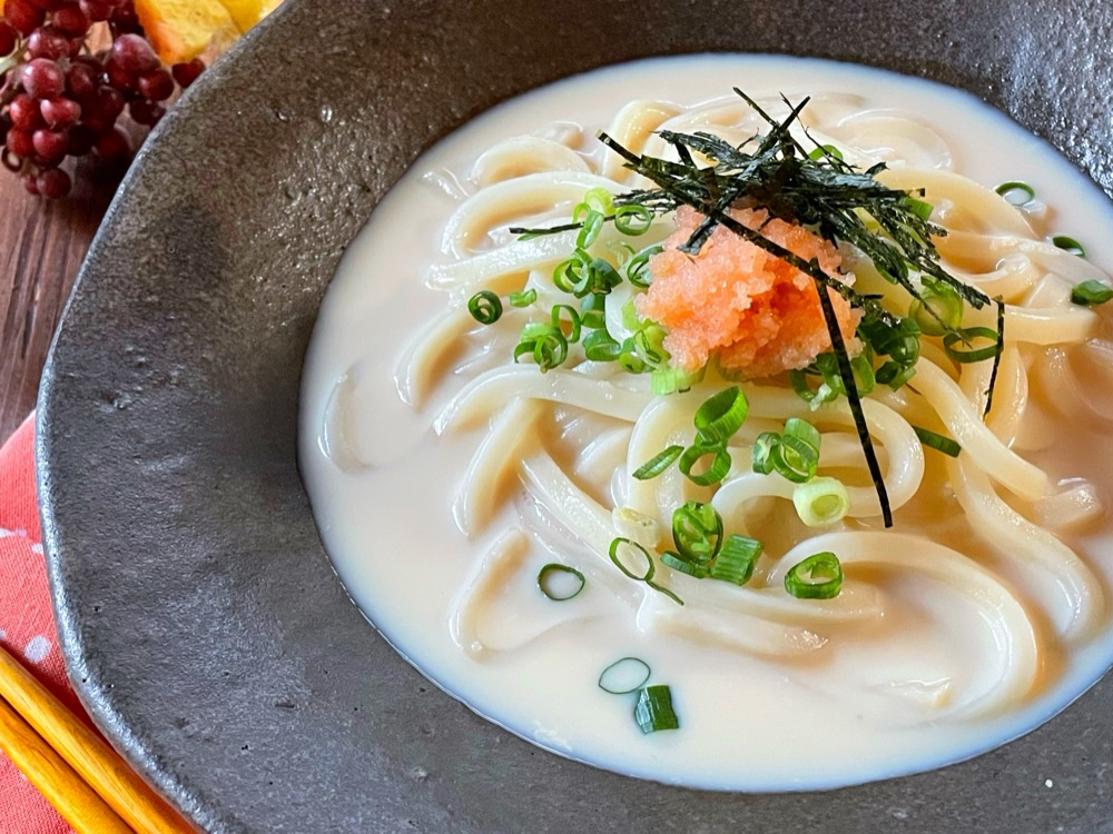 うどんに3を回しかけ、トッピング用に残したたらこと、小ねぎの小口切り、のりをのせて仕上げる。