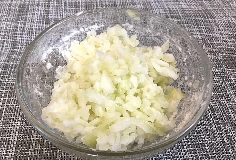 玉ねぎはみじん切りにし、片栗粉を混ぜ合わせておく。