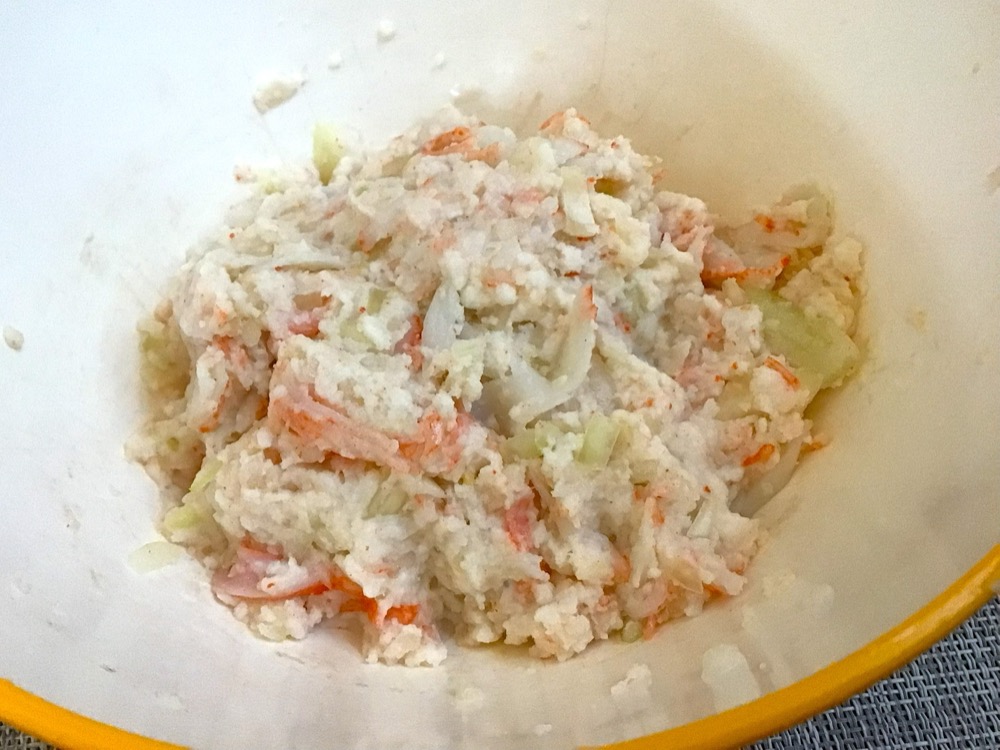 手で裂いたかにかま、①、②、生姜をあわせて、よく練る。