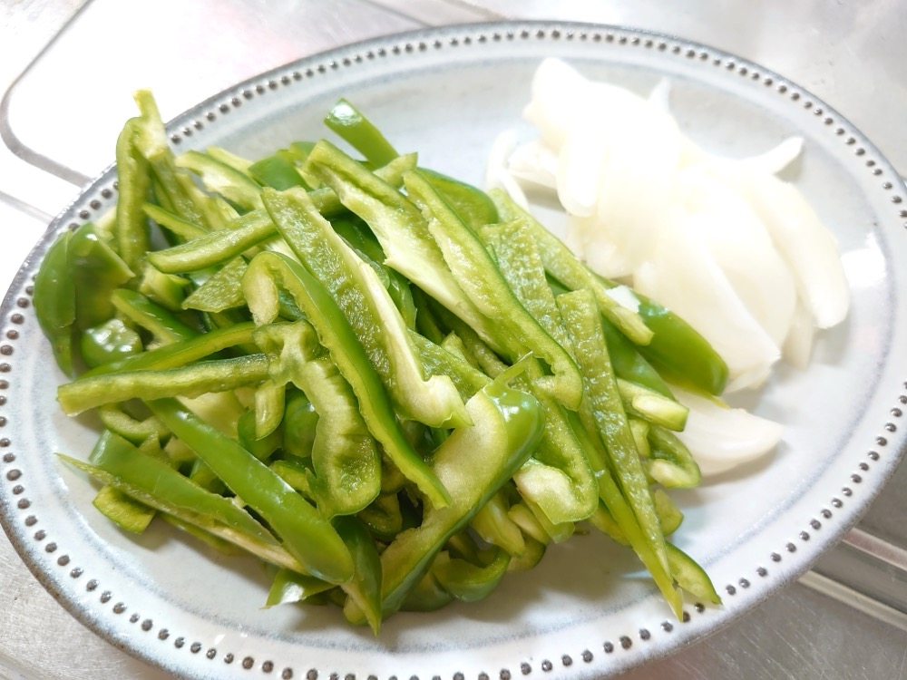 ピーマンと玉ねぎは細切りにする。