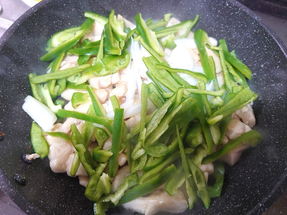 フライパンに油を熱し、1を加えて中火で焼く。肉に火が通ったら、2を足してサッと炒める。