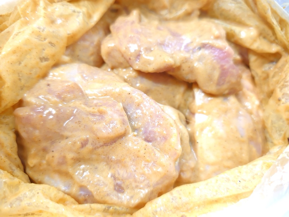 2に鶏肉を加えて、30分以上漬ける。