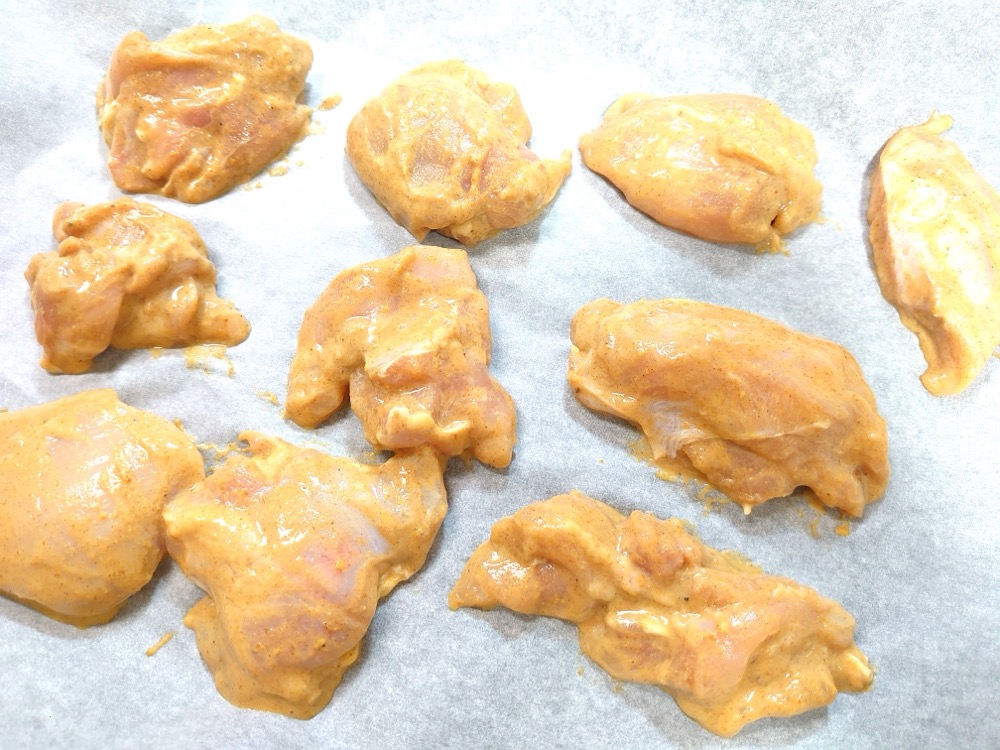 天板にシートを敷き、鶏肉を並べて、オーブン220度で25分焼く。焼き始めて10分経ったら一度取り出し、タレを絡めたじゃがいもを並べ加え、残り時間一緒に焼く。