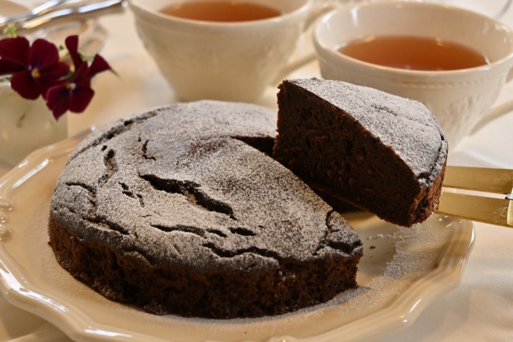 冷めたら表面に、お好みで粉糖もしくはココアパウダーを振りかけて仕上げる。ジャムやフルーツを添えても良い。