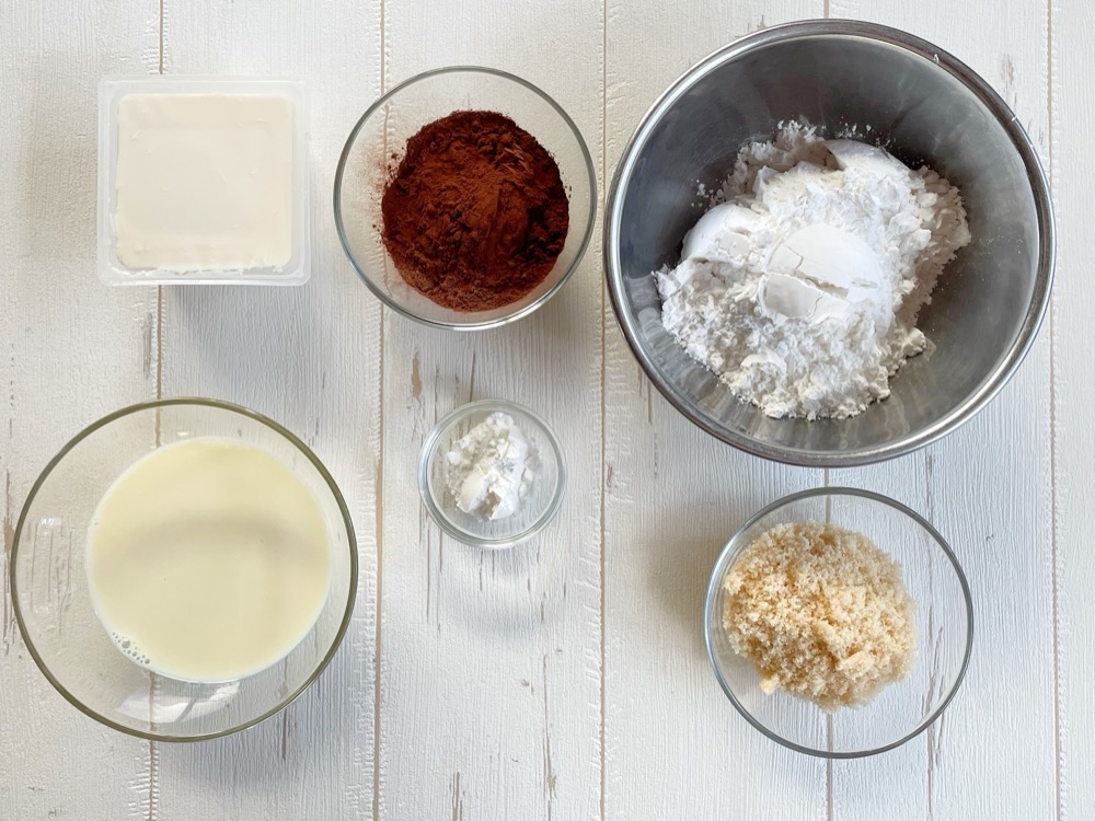 材料を用意。ココアパウダーは甘みのついていないピュアココアパウダーを、絹ごし豆腐は充填豆腐、米粉は吸水率が低いものを用意する。