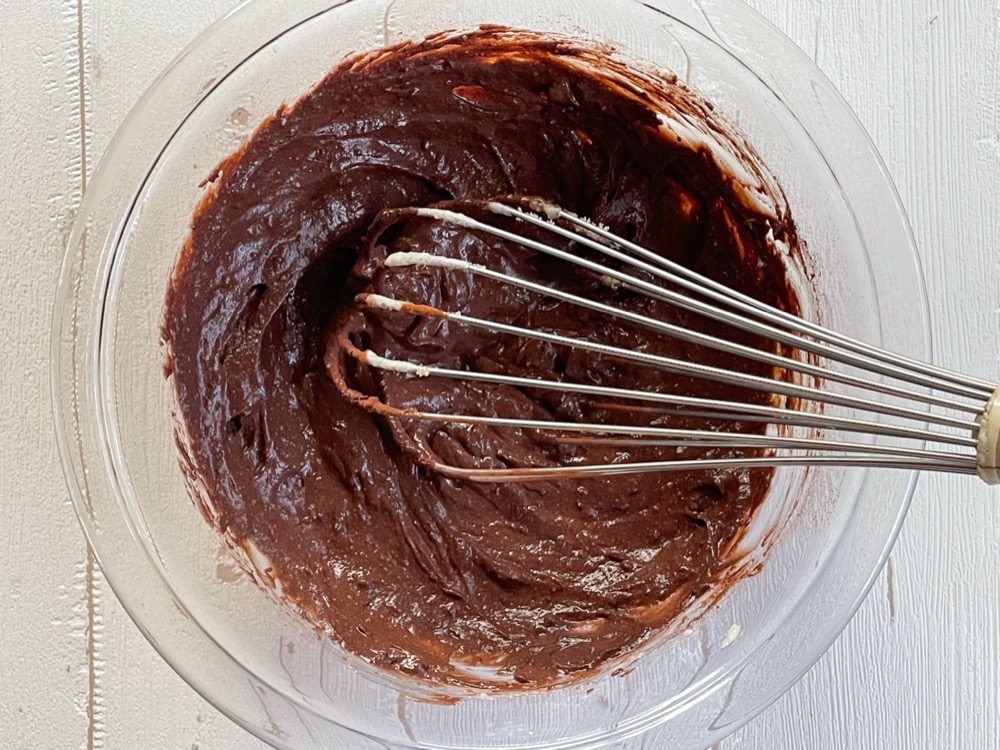 砂糖とココアパウダーを加えてよく混ぜる。