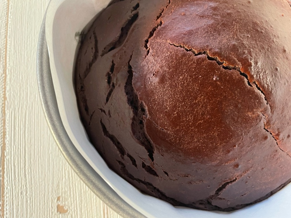 180度のオーブンで30分焼く。焼き上がったら型から出し、クッキングシートを外して粗熱を取る。