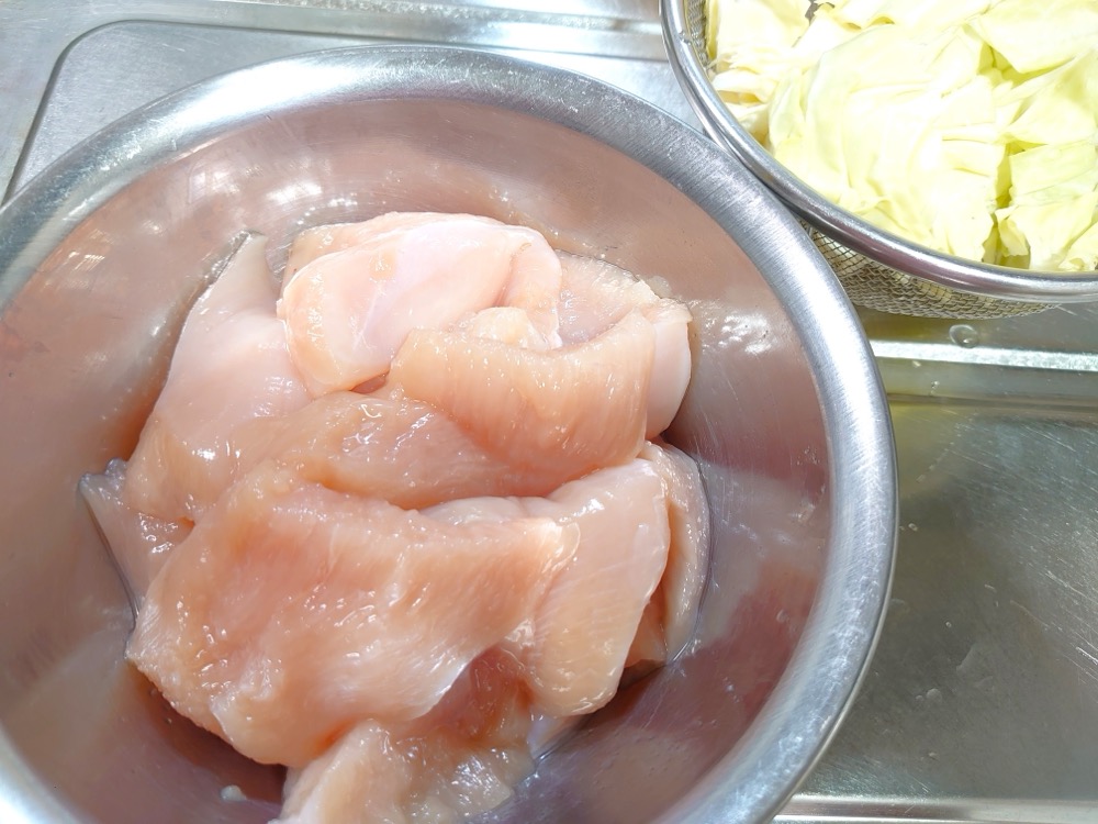 鶏肉は一口大に切り、Aを揉み込む。春キャベツは食べやすい大きさに切る。
