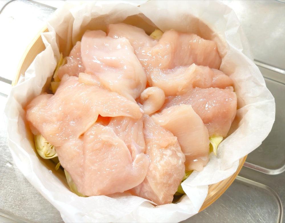 鍋に湯を沸かす。せいろをしっかり濡らし、クッキングシートを敷く。キャベツを入れ、上に鶏肉を並べ入れる。せいろを鍋にのせて蓋をし、8分蒸す。