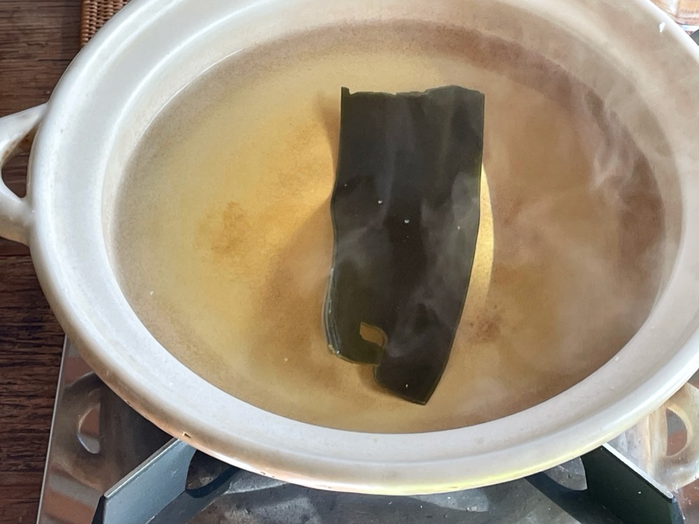 土鍋に1リットルの水を入れ、昆布を入れて、酒・醤油・塩で味を調える。