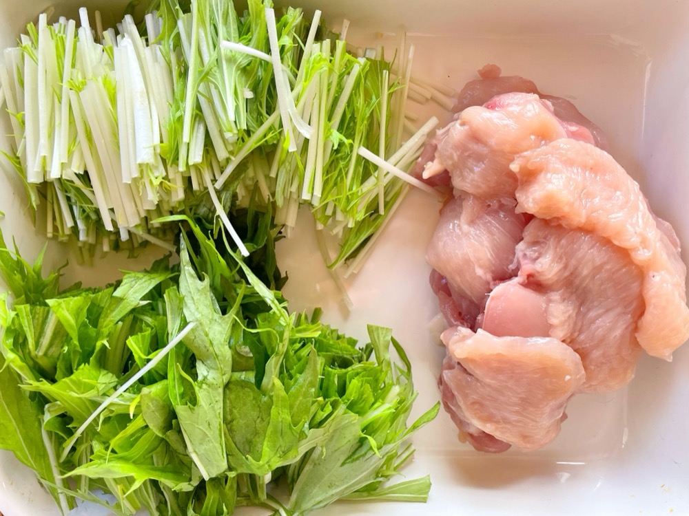 水菜は4cm位の長さに切る。