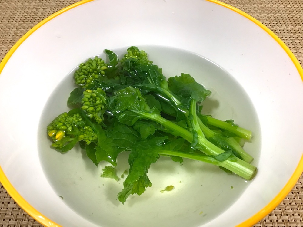 なばなを、塩を一つまみ入れた沸騰したお湯で茹で、水に取って色止めする。