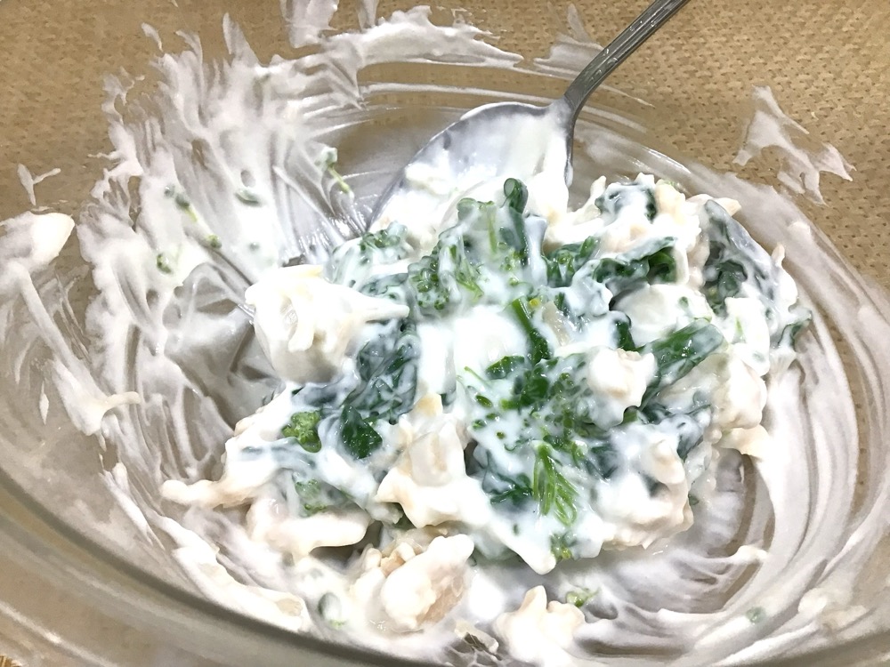 ボウルにオイコスを入れて、その中に、うずらの卵、サラダチキン、②を入れて和える。