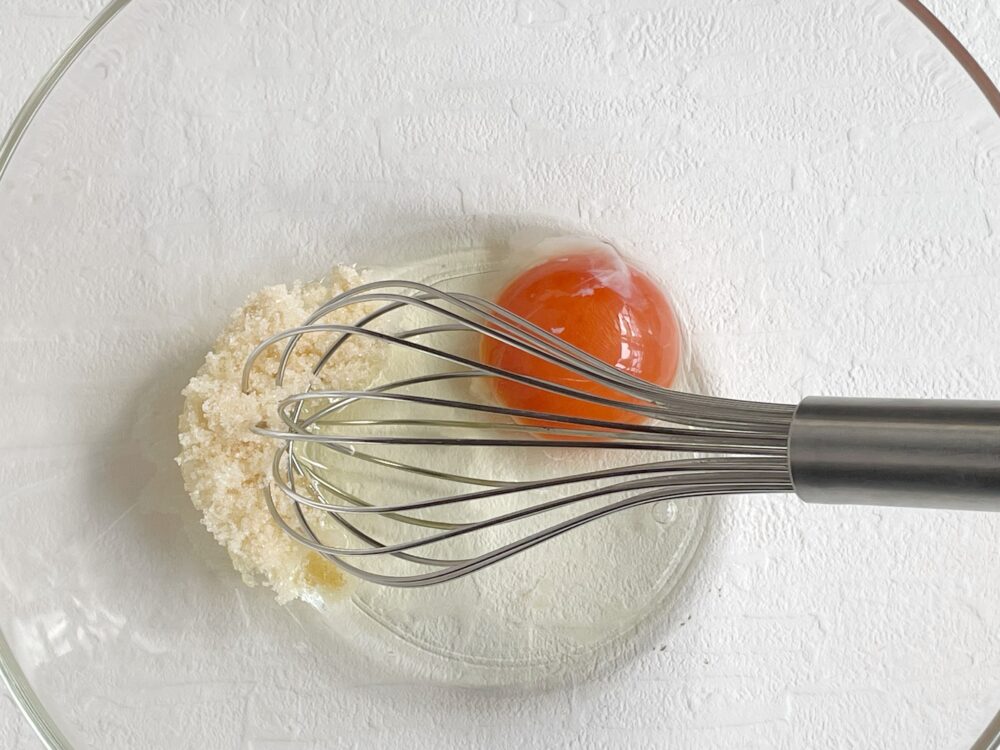 ボウルに卵を割りほぐし砂糖、塩を加え豆乳を加えて混ぜる。