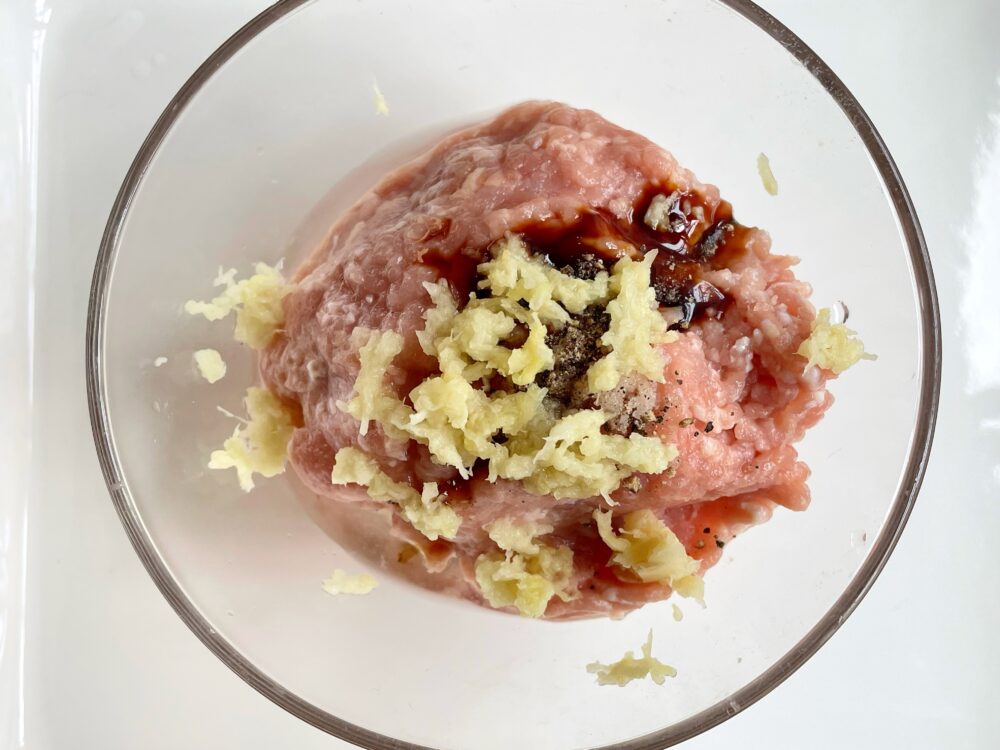 ギョウザ味の具を作る。ニラとキャベツはみじん切り。生姜はすりおろす。鶏ひき肉には調味料を混ぜておく。