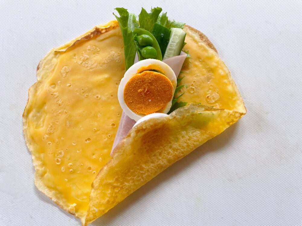 洋風の方は、クレープにレタスを敷き、それぞれの具を載せて巻いて仕上げる。