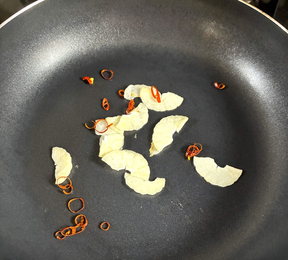 にんにくは輪切りにし、ノンオイルのフライパンで焼き目をつける。