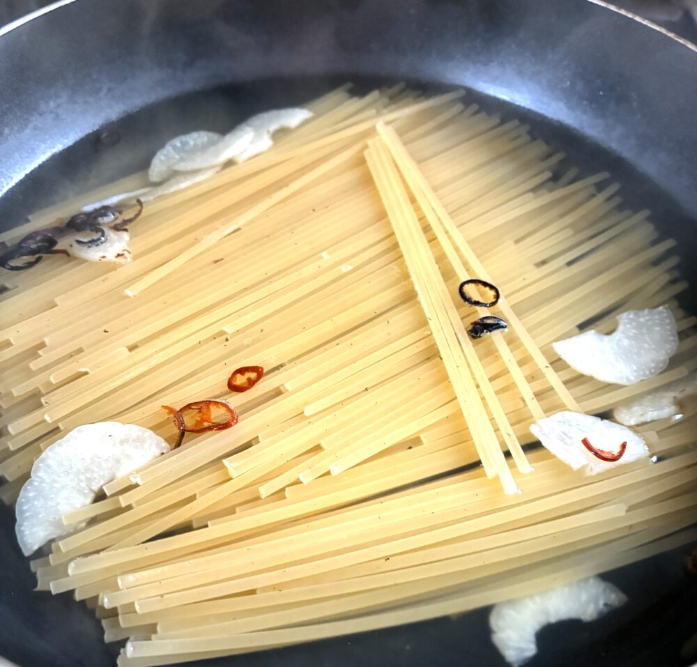 <span class="textImageBlock_processNumber">1</span>に水と塩を入れ、パスタも入れて、中火で火を通す。