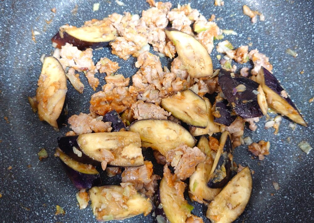 フライパンに油を熱し、ひき肉、白ねぎを入れて炒める。肉の色が変わってきたら、なす、味噌を加えて、軽く炒める。