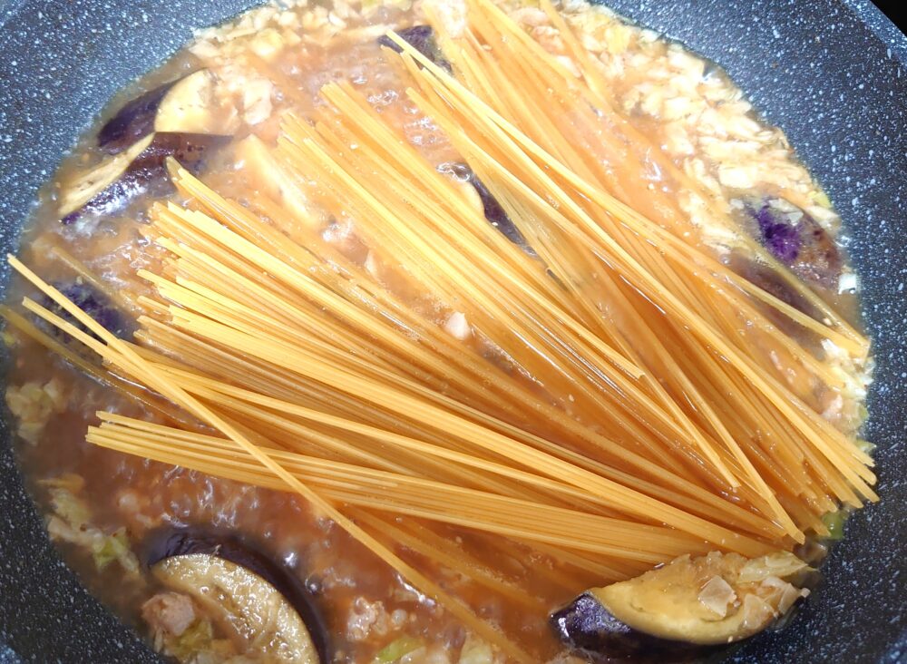 <span class="textImageBlock_processNumber">2</span>に、水と焼肉のタレを加え、沸騰したらスパゲティを入れ、蓋をして、表記時間加熱する。