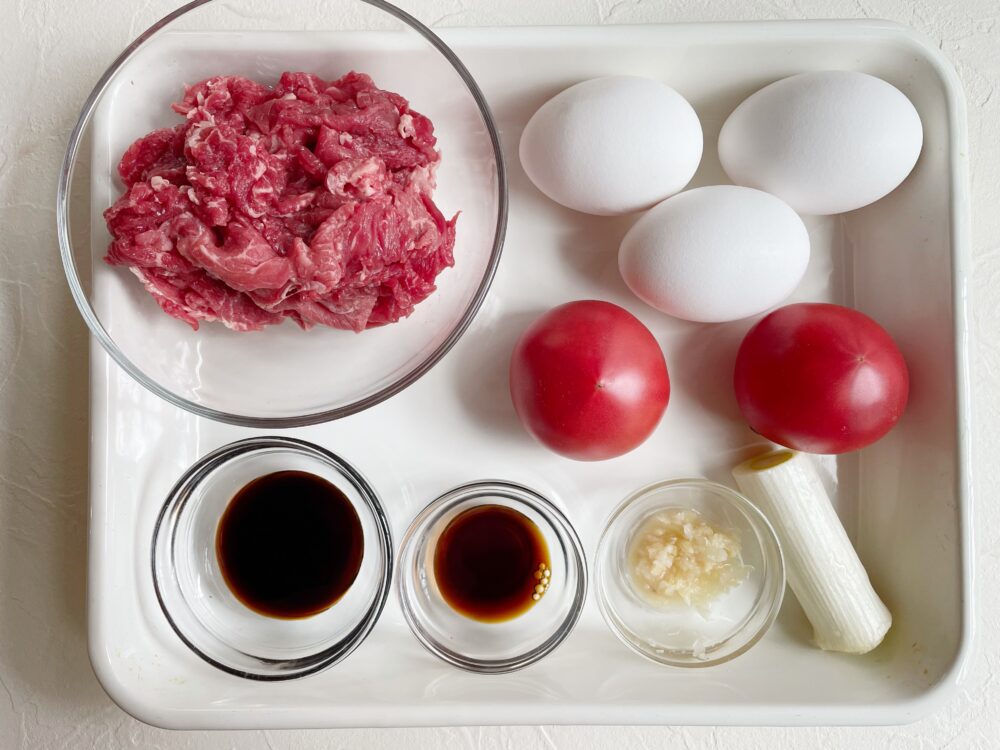 材料を用意する。牛肉は赤身の薄切りを用意する。