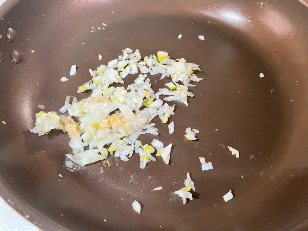 フライパンにみじん切りのねぎとにんにく生姜を入れて、ゆっくり温める。焦げそうなときは、少々水を入れる。