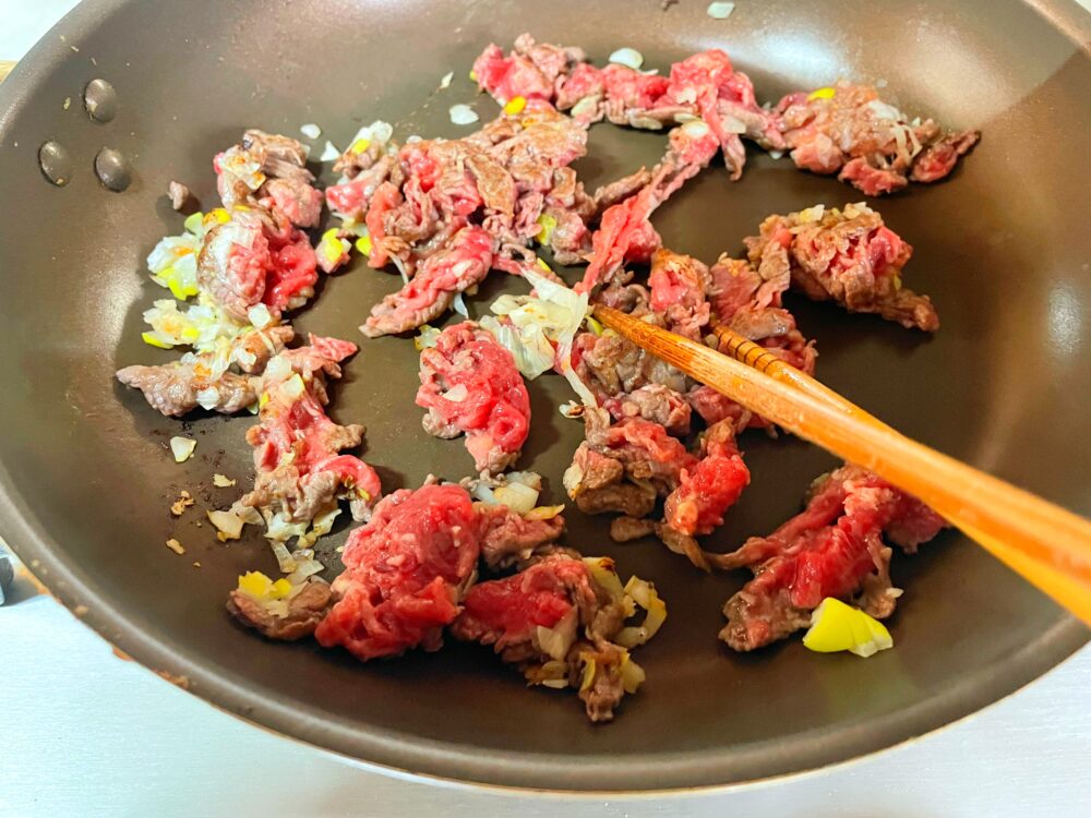 フライパンに牛肉を入れてほぐしながら炒める。