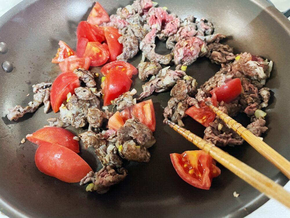 <span class="textImageBlock_processNumber">5</span>にトマトを加えて炒める。