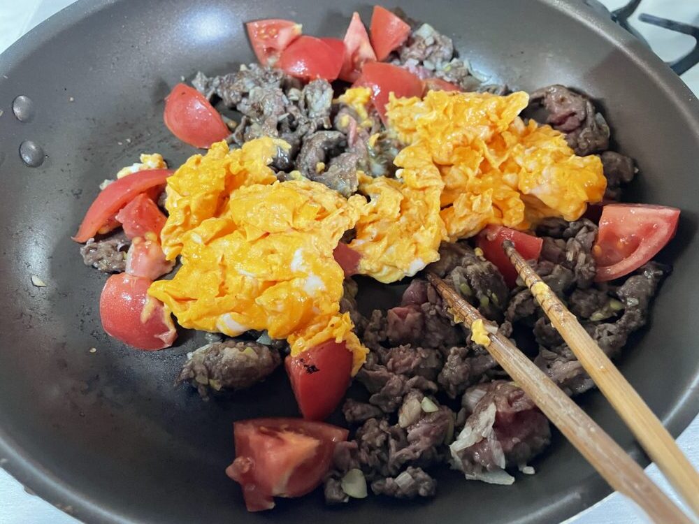 半熟卵を加えて調味料も加え、ほぐしながら炒め合わせる。