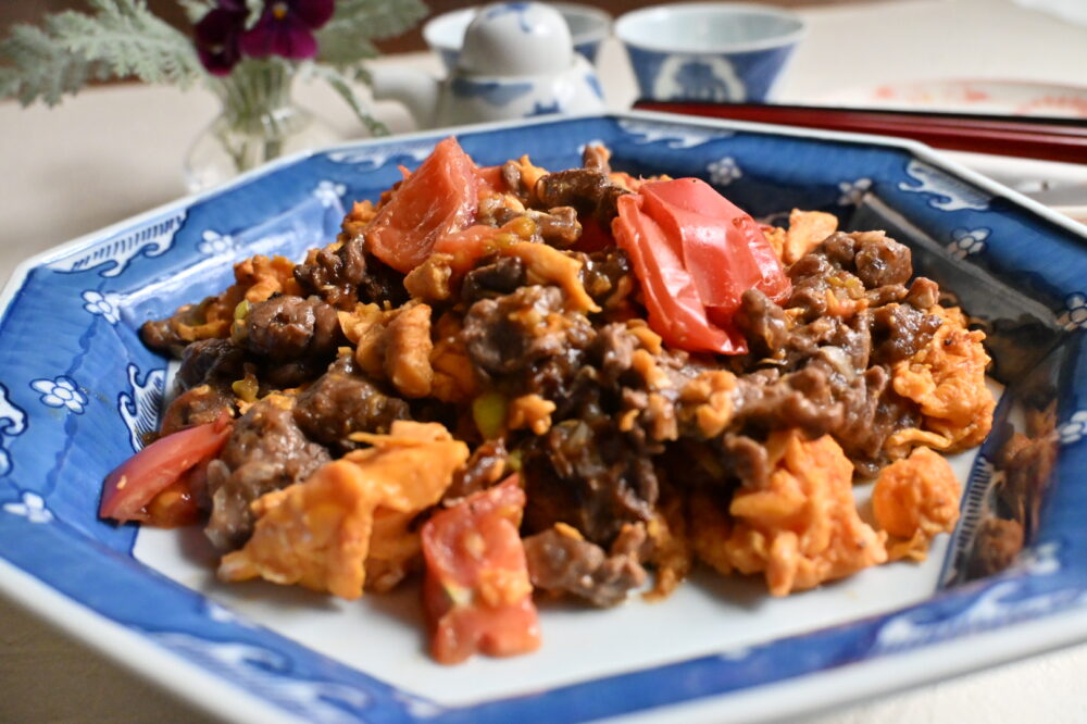 炒め上がったら、すぐに器に盛り付ける。